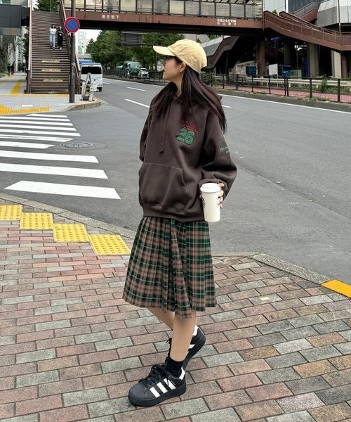 PBLIM(ページボーイリム)の「《UNISEX》No.26ライトフーディ(スウェット・レディース・ダークブラウン/グレー・FREE)」の4枚目の写真