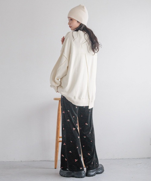 新品ローリーズファーム ベロア刺繍フレアパンツ LOWRYS FARM（ローリーズファーム）の「ベロアシシュウフレア