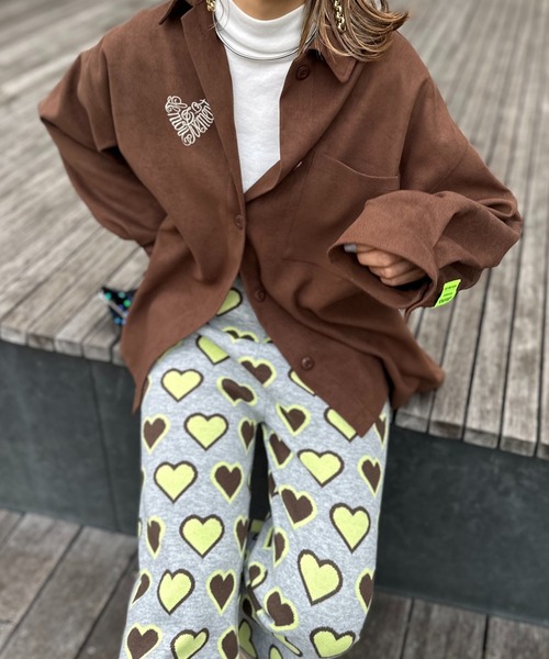 mi via loca(ミヴィアロカ)の「Vintageライク ハートラメ ロゴ ワンポイント刺繍 オーバーサイズシャツ(シャツ/ブラウス・レディース・ブラック/ベージュ/ブラウン・FREE)」の3枚目の写真