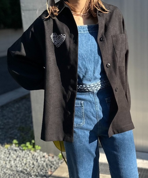mi via loca(ミヴィアロカ)の「Vintageライク ハートラメ ロゴ ワンポイント刺繍 オーバーサイズシャツ(シャツ/ブラウス・レディース・ブラック/ベージュ/ブラウン・FREE)」の2枚目の写真