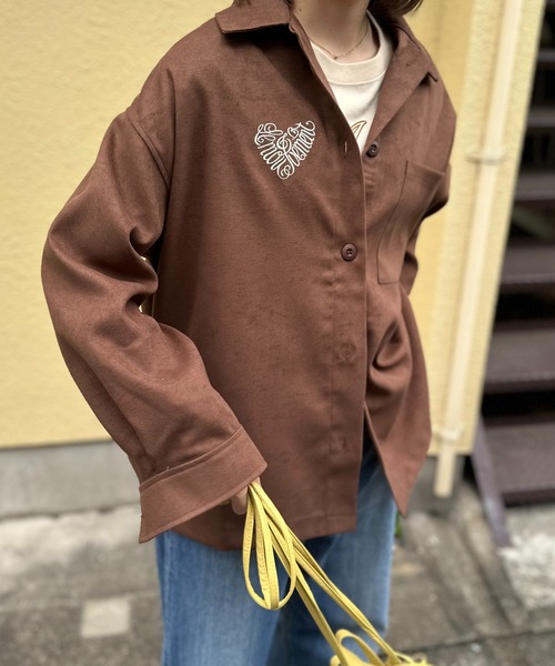 mi via loca(ミヴィアロカ)の「Vintageライク ハートラメ ロゴ ワンポイント刺繍 オーバーサイズシャツ(シャツ/ブラウス・レディース・ブラック/ベージュ/ブラウン・FREE)」の9枚目の写真