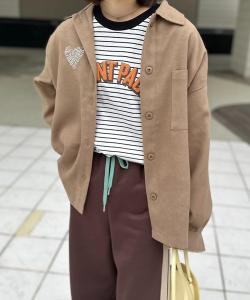 mi via loca(ミヴィアロカ)の「Vintageライク ハートラメ ロゴ ワンポイント刺繍 オーバーサイズシャツ(シャツ/ブラウス・レディース・ブラック/ベージュ/ブラウン・FREE)」の18枚目の写真