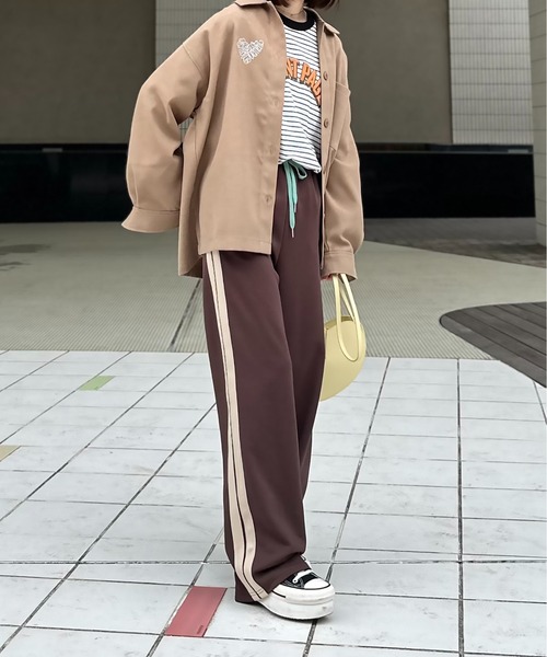 mi via loca(ミヴィアロカ)の「Vintageライク ハートラメ ロゴ ワンポイント刺繍 オーバーサイズシャツ(シャツ/ブラウス・レディース・ブラック/ベージュ/ブラウン・FREE)」の20枚目の写真