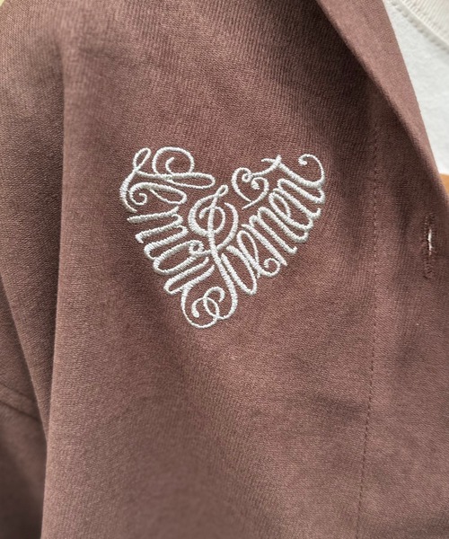 mi via loca(ミヴィアロカ)の「Vintageライク ハートラメ ロゴ ワンポイント刺繍 オーバーサイズシャツ(シャツ/ブラウス・レディース・ブラック/ベージュ/ブラウン・FREE)」の8枚目の写真