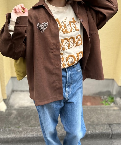 mi via loca(ミヴィアロカ)の「Vintageライク ハートラメ ロゴ ワンポイント刺繍 オーバーサイズシャツ(シャツ/ブラウス・レディース・ブラック/ベージュ/ブラウン・FREE)」の5枚目の写真