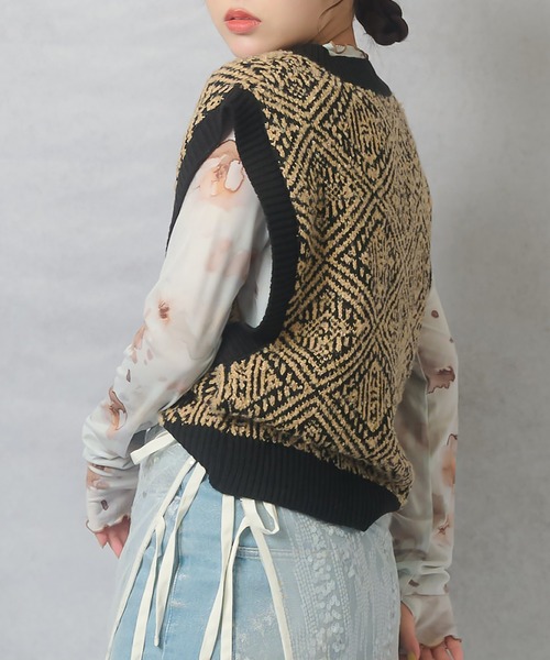 Lull（ルル）の「【Lull / ルル】セットアップ対応 / ジオメトリックニットベスト（ニット/セーター・レディース・ベージュ/グレー・ONESIZE）」の9枚目の写真