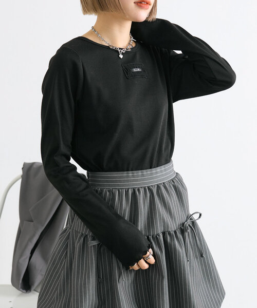 w closet(ダブルクローゼット)の「フリルネーム付テレコプルオーバー(Tシャツ/カットソー・レディース・オフホワイト/ブラック・FREE)」の1枚目の写真