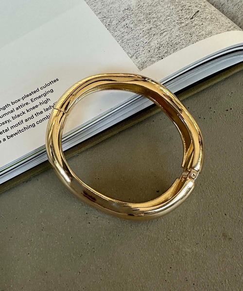 apres jour mignon（アプレジュールミニョン）の「【apresjour mignon×ARIAZ】ウェーブバングル（バングル/リストバンド・レディース・ゴールド/シルバー・ONESIZE）」の2枚目の写真