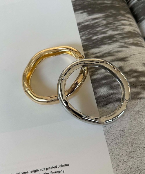 apres jour mignon（アプレジュールミニョン）の「【apresjour mignon×ARIAZ】ウェーブバングル（バングル/リストバンド・レディース・ゴールド/シルバー・ONESIZE）」の3枚目の写真