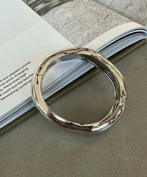 apres jour mignon（アプレジュールミニョン）の「【apresjour mignon×ARIAZ】ウェーブバングル（バングル/リストバンド・レディース・ゴールド/シルバー・ONESIZE）」の4枚目の写真