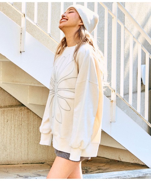 anap mimpi(アナップミンピ)の「ビッグ フラワー 刺繍 裏毛 スウェット トップス(スウェット・レディース・グレー/ブルー/ベージュ系その他・FREE)」の12枚目の写真