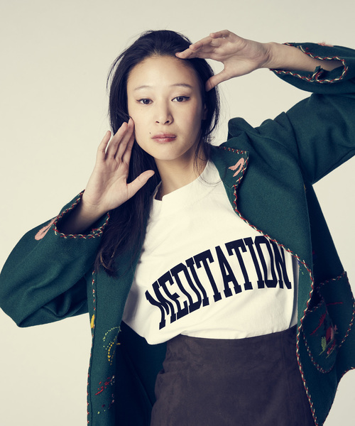 is-ness（イズネス）の「ISNESS MUSIC / イズネス ミュージック MEDITATION FLOCKY PRINT T-S（Tシャツ/カットソー・メンズ・チャコールグレー/ブラウン/ホワイト・LARGE/MEDIUM）」の2枚目の写真
