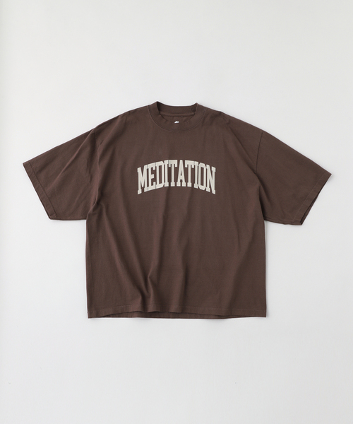 is-ness（イズネス）の「ISNESS MUSIC / イズネス ミュージック MEDITATION FLOCKY PRINT T-S（Tシャツ/カットソー・メンズ・チャコールグレー/ブラウン/ホワイト・LARGE/MEDIUM）」の7枚目の写真