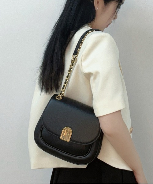 NiiNa(ニーナ)の「【 NiiNa / ニーナ 】高品質牛革 チェーンショルダー ダブルポケット サドルバッグ(ショルダーバッグ・レディース・ホワイト/ブラック/イエロー/グリーン・FREE)」の2枚目の写真