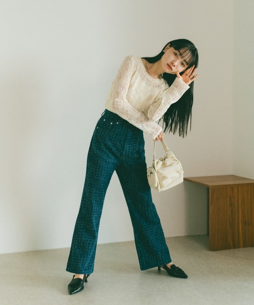 VANNIE U(ヴァニーユー)の「ジャガードセミフレアデニムパンツ(デニムパンツ・レディース・ブラック/ネイビー・LARGE/MEDIUM/SMALL)」の4枚目の写真