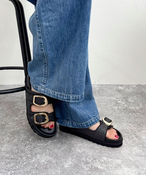 fredy emue（フレディエミュ）の「【atelier brugge/アトリエブルージュ】ダブルバックルフットベッドサンダル（サンダル・レディース・ブラック・M）」の2枚目の写真