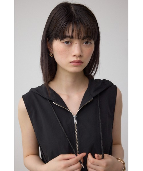 AZUL by moussy（アズールバイマウジー）の「C/T撥水フード付ジップベスト（ベスト・レディース・ブルー/ブラック/ライトベージュ・FREE）」の11枚目の写真