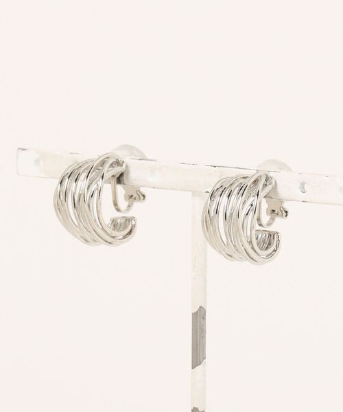TIMELESS&THREE(タイムレスアンドスリー)の「メタルラインレイヤーフープイヤリング(イヤリング・レディース・ゴールド/シルバー・FREE)」の4枚目の写真