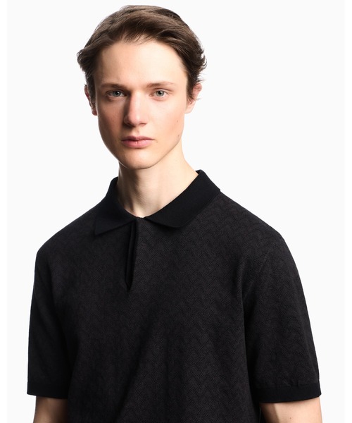 EMPORIO ARMANI（エンポリオアルマーニ）の「【エンポリオ アルマーニ】Icon ポロカラーセーター シェブロンモチーフ ジャカード（ニット/セーター・メンズ・ネイビー/ブラック系1・MEDIUM/LARGE/XX-LARGE/X-SMALL/SMALL）」の2枚目の写真
