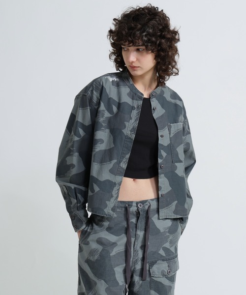 AVIREX（アヴィレックス）の「CAMOUFLAGE SHORT SHIRTS/カモフラージュショートシャツ（シャツ/ブラウス・レディース・オリーブ/ブラック・F）」の16枚目の写真