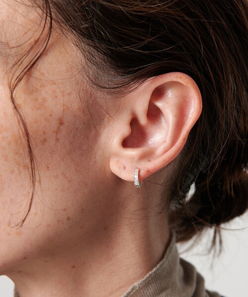 BAITS（ベイツ）の「＜BAITS＞キュービックジルコニア ミニフープ ピアス（ピアス（両耳用）・レディース・シルバー・FREE）」の2枚目の写真