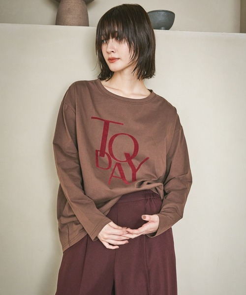 LAKOLE（ラコレ）の「アソートフロッキーロゴ長袖Ｔ / 593603（Tシャツ/カットソー・レディース・オフホワイト/チャコールグレー/ブラウン/ネイビー・FREE）」の4枚目の写真