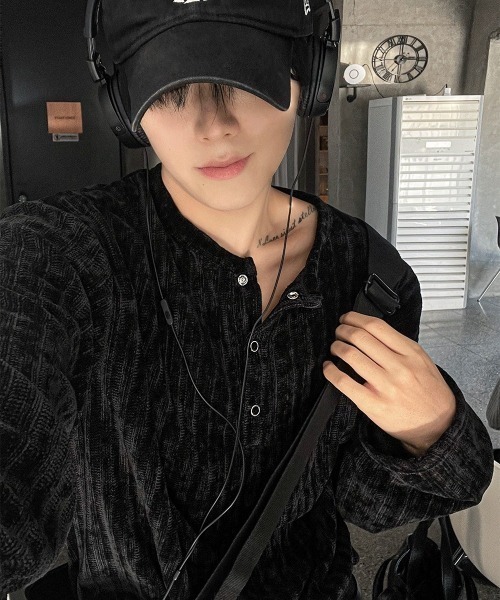 COSYHARU（コシハル）の「ベロアリブヘンリーネックニットTシャツ（Tシャツ/カットソー・メンズ・ブラック/グレー/アイボリー・FREE）」の6枚目の写真