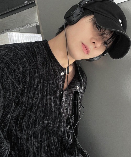 COSYHARU（コシハル）の「ベロアリブヘンリーネックニットTシャツ（Tシャツ/カットソー・メンズ・ブラック/グレー/アイボリー・FREE）」の5枚目の写真