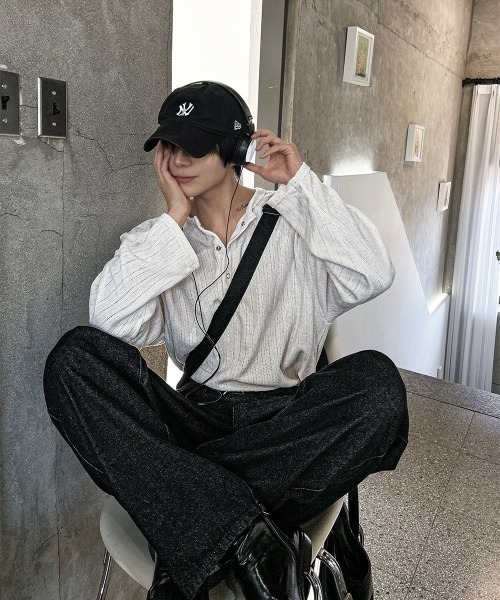 COSYHARU（コシハル）の「ベロアリブヘンリーネックニットTシャツ（Tシャツ/カットソー・メンズ・ブラック/グレー/アイボリー・FREE）」の16枚目の写真