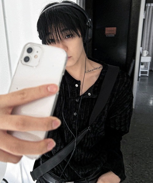 COSYHARU（コシハル）の「ベロアリブヘンリーネックニットTシャツ（Tシャツ/カットソー・メンズ・ブラック/グレー/アイボリー・FREE）」の10枚目の写真