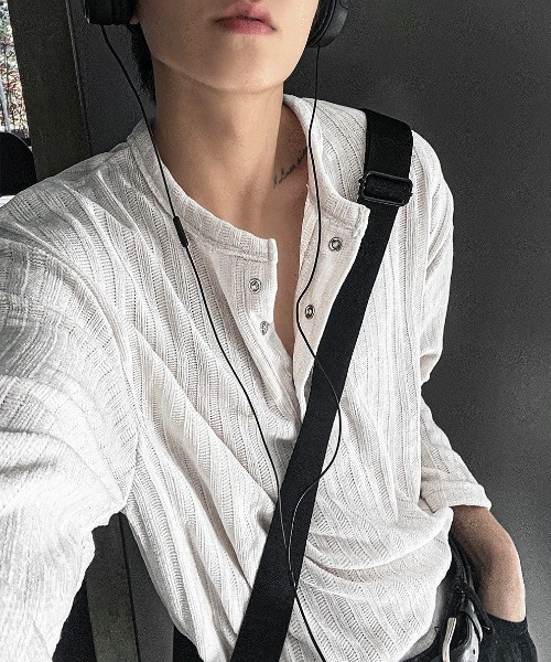 COSYHARU（コシハル）の「ベロアリブヘンリーネックニットTシャツ（Tシャツ/カットソー・メンズ・ブラック/グレー/アイボリー・FREE）」の17枚目の写真