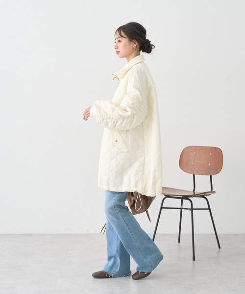 earth music&ecology（アースミュージックアンドエコロジー）の「【2025AW】キルティングバルーンコート（ブルゾン・レディース・アイボリー/ブラック・FREE）」の22枚目の写真