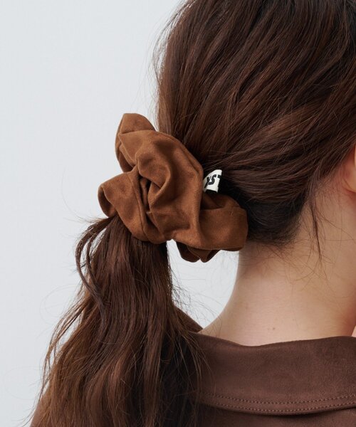 Kastane（カスタネ）の「【4色展開/fiw.】スエードシュシュ（シュシュ・レディース・アイボリー/カーキ/ダークブラウン/キャメル・FREE）」の4枚目の写真