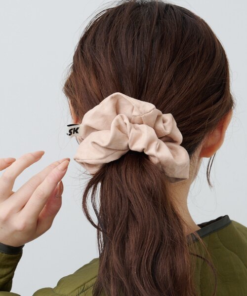 Kastane（カスタネ）の「【4色展開/fiw.】スエードシュシュ（シュシュ・レディース・アイボリー/カーキ/ダークブラウン/キャメル・FREE）」の2枚目の写真