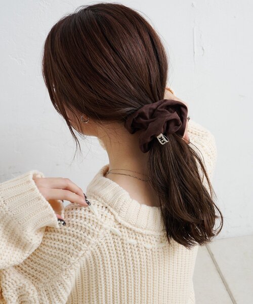 Kastane（カスタネ）の「【4色展開/fiw.】スエードシュシュ（シュシュ・レディース・アイボリー/カーキ/ダークブラウン/キャメル・FREE）」の8枚目の写真