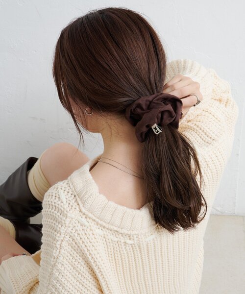 Kastane（カスタネ）の「【4色展開/fiw.】スエードシュシュ（シュシュ・レディース・アイボリー/カーキ/ダークブラウン/キャメル・FREE）」の9枚目の写真