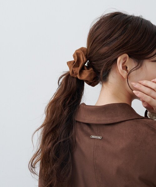 Kastane（カスタネ）の「【4色展開/fiw.】スエードシュシュ（シュシュ・レディース・アイボリー/カーキ/ダークブラウン/キャメル・FREE）」の13枚目の写真