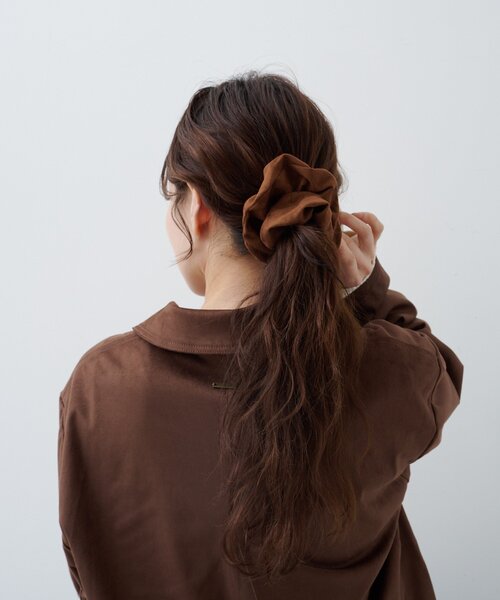 Kastane（カスタネ）の「【4色展開/fiw.】スエードシュシュ（シュシュ・レディース・アイボリー/カーキ/ダークブラウン/キャメル・FREE）」の15枚目の写真