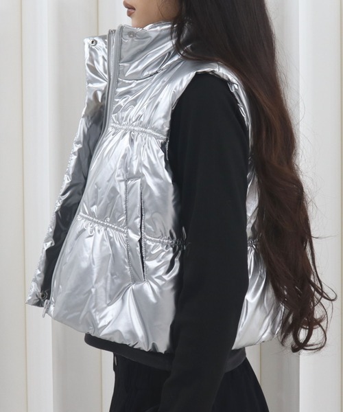 CECIL McBEE（セシルマクビー）の「グロッシーエナメル中綿ベスト（その他アウター・レディース・シルバー/グレー・LARGE/MEDIUM）」の4枚目の写真