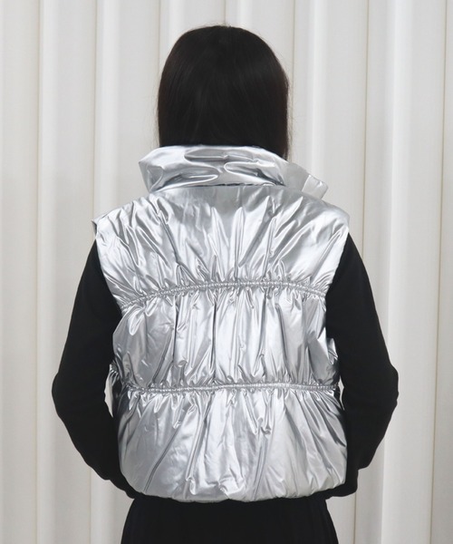 CECIL McBEE（セシルマクビー）の「グロッシーエナメル中綿ベスト（その他アウター・レディース・シルバー/グレー・LARGE/MEDIUM）」の5枚目の写真