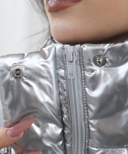 CECIL McBEE（セシルマクビー）の「グロッシーエナメル中綿ベスト（その他アウター・レディース・シルバー/グレー・LARGE/MEDIUM）」の7枚目の写真