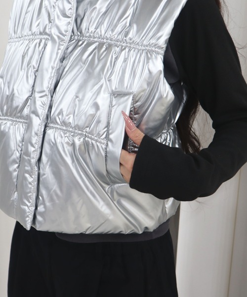 CECIL McBEE（セシルマクビー）の「グロッシーエナメル中綿ベスト（その他アウター・レディース・シルバー/グレー・LARGE/MEDIUM）」の8枚目の写真