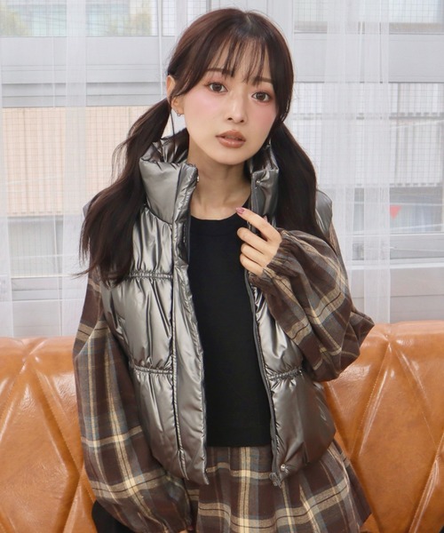 CECIL McBEE（セシルマクビー）の「グロッシーエナメル中綿ベスト（その他アウター・レディース・シルバー/グレー・LARGE/MEDIUM）」の9枚目の写真