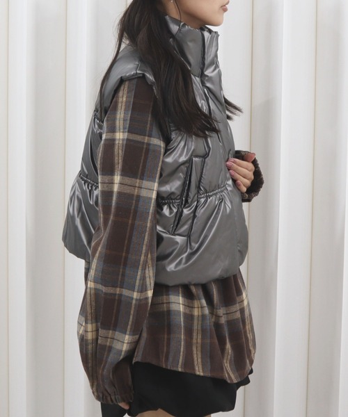 CECIL McBEE（セシルマクビー）の「グロッシーエナメル中綿ベスト（その他アウター・レディース・シルバー/グレー・LARGE/MEDIUM）」の13枚目の写真