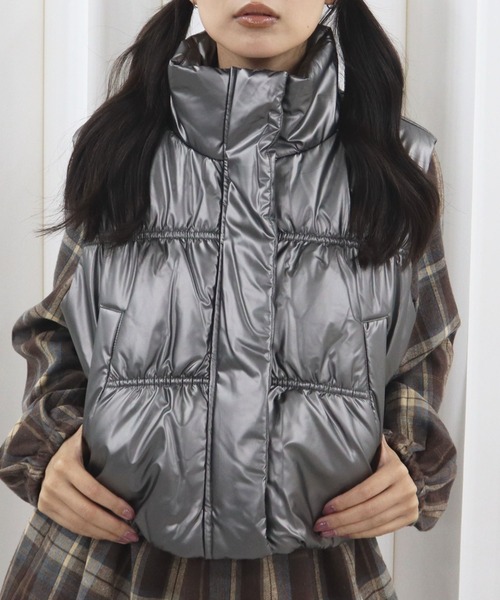 CECIL McBEE（セシルマクビー）の「グロッシーエナメル中綿ベスト（その他アウター・レディース・シルバー/グレー・LARGE/MEDIUM）」の10枚目の写真