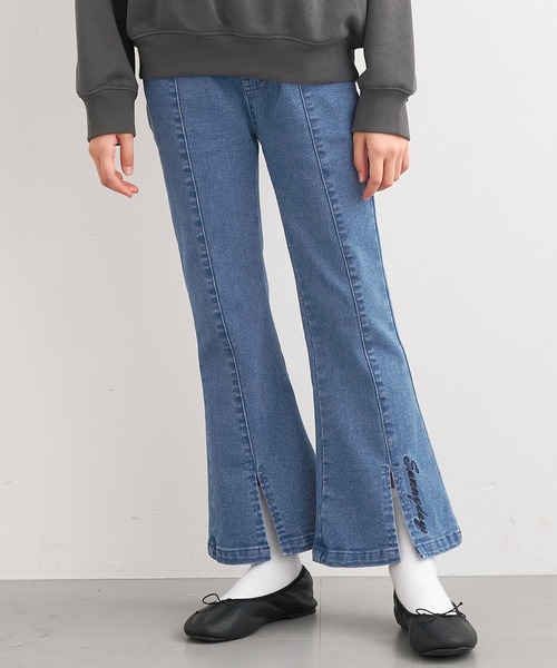 coca（coca）（コカ）の「キッズ　デニム刺繍フレアパンツ（デニムパンツ・キッズ・ブラック/ブルー・150/130/120/140）」の2枚目の写真