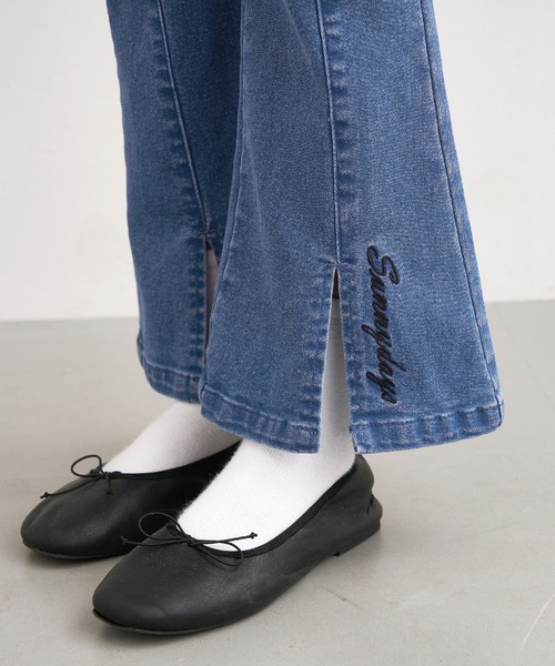 coca（coca）（コカ）の「キッズ　デニム刺繍フレアパンツ（デニムパンツ・キッズ・ブラック/ブルー・150/130/120/140）」の8枚目の写真