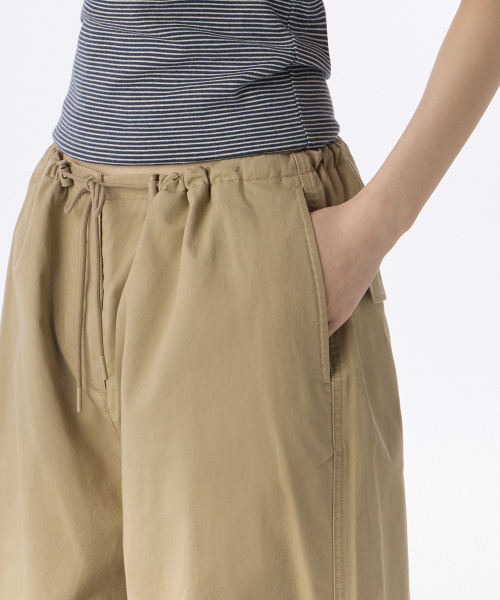 MUSINSA STANDARD WOMAN（ムシンサスタンダードウーマン）の「ウィメンズコットンパラシュートパンツ[ベージュ]（スウェットパンツ・レディース・その他・30/24/26/28/22）」の2枚目の写真