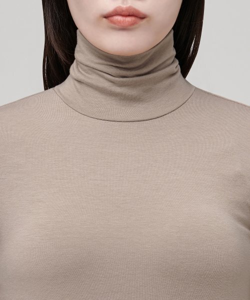 MUSINSA STANDARD WOMAN（ムシンサスタンダードウーマン）の「ウィメンズ テンセル スリム タートルネック Tシャツ [ダスティベージュ]（Tシャツ/カットソー・レディース・その他・SMALL/MEDIUM/X-SMALL/LARGE）」の4枚目の写真