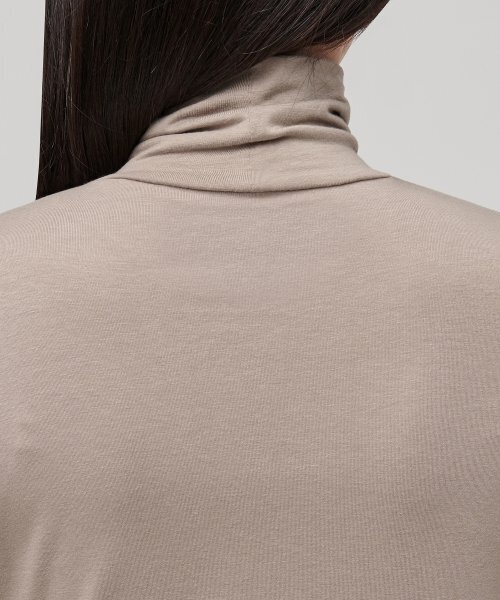 MUSINSA STANDARD WOMAN（ムシンサスタンダードウーマン）の「ウィメンズ テンセル スリム タートルネック Tシャツ [ダスティベージュ]（Tシャツ/カットソー・レディース・その他・SMALL/MEDIUM/X-SMALL/LARGE）」の5枚目の写真